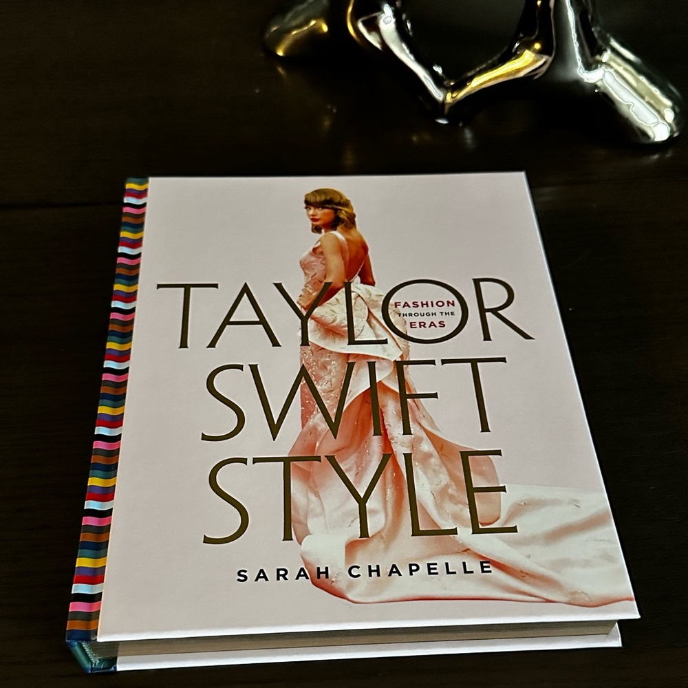 HARDBACK BOOK - TAYLOR SWIFT STYLE - Fashion Through The Eras -NWT